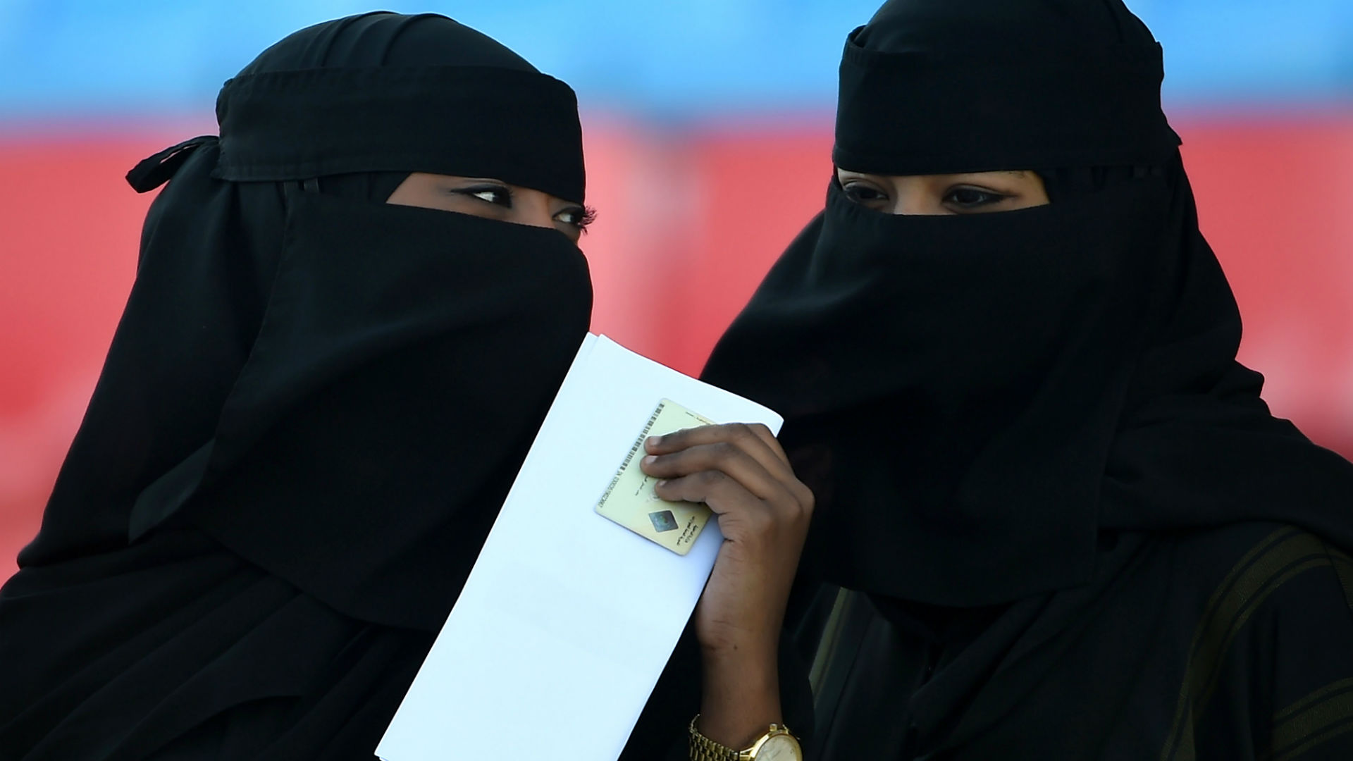 السعودية تبحث "تعريف العائلة" قبل السماح للمرأة بدخول الملاعب